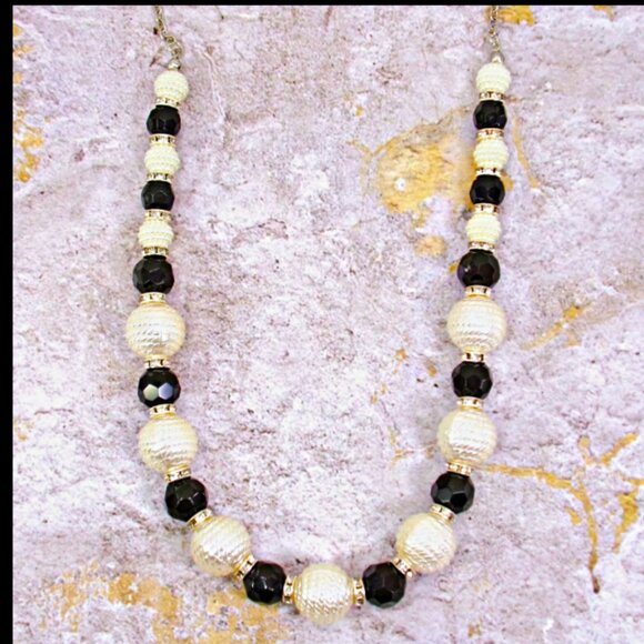 Black and white bead necklace with white textured pearl beads, black glass beads - Picture 6 of 9